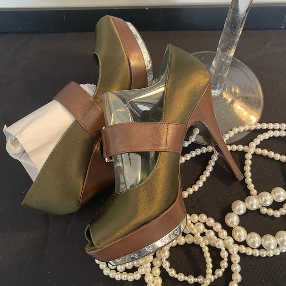 NEW BCBG Chole Hummus/Brown Satin Vachetta Heels - Picture 4 of 16